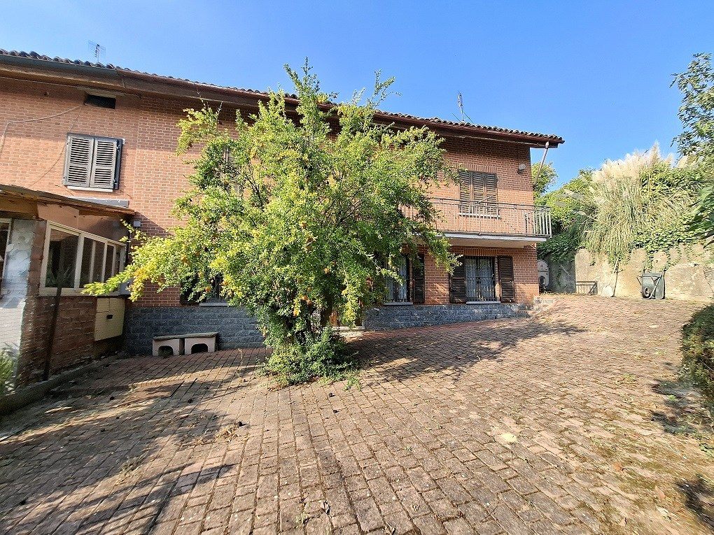 Tra Isola d'Asti e Costigliole d'Asti - Casa indipendente su tre lati con 3.500 mq di terreno, cortile e doppio accesso carraio